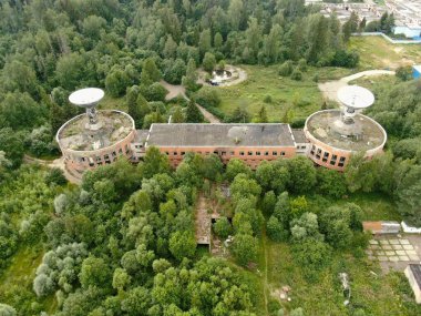 Hava görüntüsü yeşil bir ormana karşı geniş bir uzay antenidir. Uzay iletişim ekipmanları