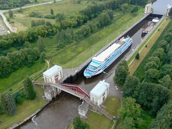 Vista Aérea Barco Pasajeros Del Río Pasa Través Esclusas Canal —  Fotos de Stock