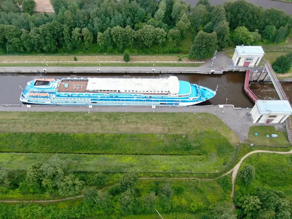 Vista Aérea Barco Pasajeros Del Río Pasa Través Esclusas Canal —  Fotos de Stock