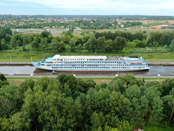 Vista Aérea Barco Pasajeros Del Río Pasa Través Esclusas Canal —  Fotos de Stock