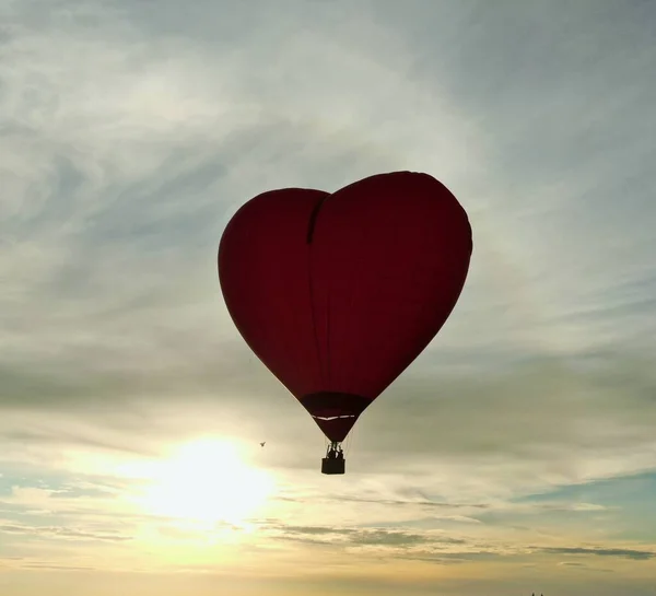 Voando Balões Meio Céus Azuis Nuvens Pôr Sol Verão — Fotografia de Stock