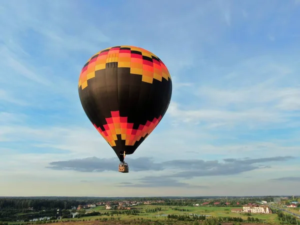 Volando Globos Sobre Campo Verde Bosque Sobre Fondo Cielo Azul —  Fotos de Stock