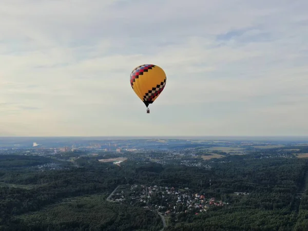 Létání Balónech Nad Zeleným Polem Lesem Pozadí Modré Oblohy Při — Stock fotografie