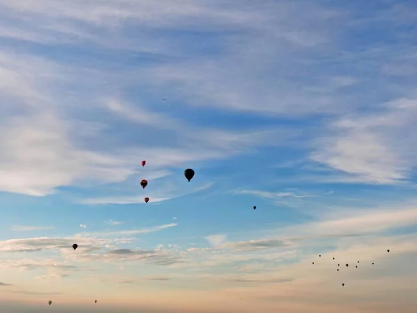 Voando Balões Meio Céus Azuis Nuvens Pôr Sol Verão — Fotografia de Stock