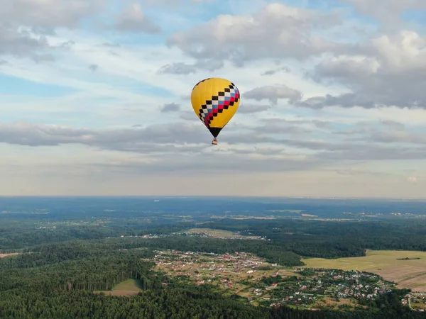 Latanie Balonami Nad Zielonym Polem Lasem Tle Błękitnego Nieba Zachodzie — Zdjęcie stockowe