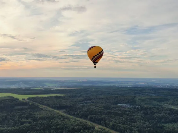 Létání Balónech Nad Zeleným Polem Lesem Pozadí Modré Oblohy Při — Stock fotografie