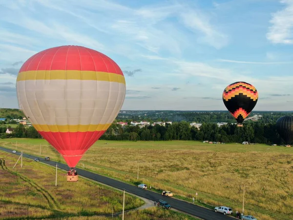 Luftballons Fliegen Über Einer Grünen Wiese Und Einem Wald Vor — Stockfoto