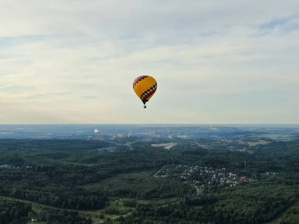 Vliegen Ballonnen Een Groen Veld Bos Tegen Achtergrond Van Een — Stockfoto