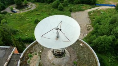 Hava görüntüsü, yeşil bir ormanın arka planına karşı radyo teleskopunun geniş bir uzay antenidir. Uzay iletişim ekipmanları (  )