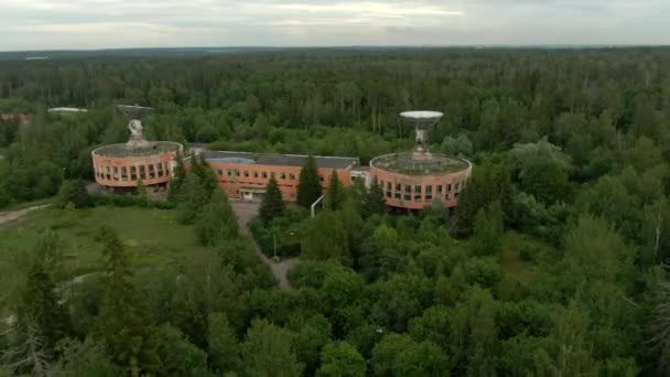 Vista Aérea Una Gran Antena Espacial Radiotelescopio Sobre Fondo Bosque — Vídeos de Stock