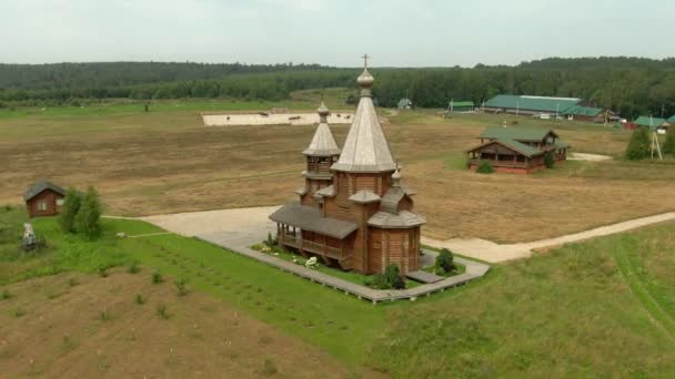 Widok Lotu Ptaka Piękny Lot Panoramiczny Nad Drewnianym Starym Kościołem — Wideo stockowe