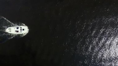 Yolcu gemisinin nehir boyunca yaptığı hava manzaralı yolculuk. İHA 'dan yukarıdan aşağı atış