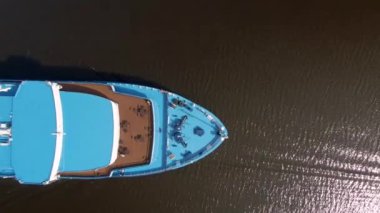 Yolcu gemisinin nehir boyunca yaptığı hava manzaralı yolculuk. İHA 'dan yukarıdan aşağı atış