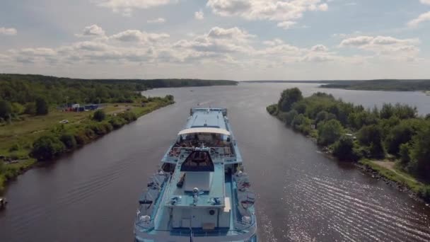 Εναέρια Άποψη Ταξίδι Επιβατηγό Πλοίο Κατά Μήκος Του Ποταμού Όμορφο — Αρχείο Βίντεο