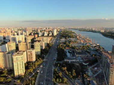 Gün batımında güzel şehir manzarası. Şehir sokaklarının panorama 'sı batan güneşin ışınlarıyla.