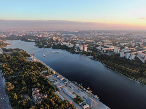 Gün Batımında Güzel Panoramik Şehir Manzarası Büyük Şehirde Araba Yolcu — Stok fotoğraf