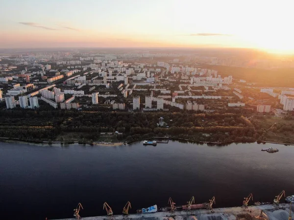 Flygfoto Vacker Panoramautsikt Över Staden Vid Solnedgången Trafik Med Bilar — Stockfoto
