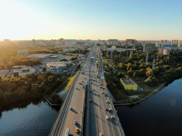 Vista Aérea Hermoso Paisaje Urbano Panorámico Atardecer Tráfico Automóviles Barcos —  Fotos de Stock