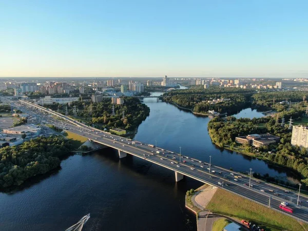 Flygfoto Vacker Panoramautsikt Över Staden Vid Solnedgången Trafik Med Bilar — Stockfoto