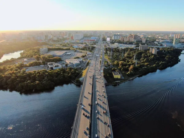 Flygfoto Vacker Panoramautsikt Över Staden Vid Solnedgången Trafik Med Bilar — Stockfoto