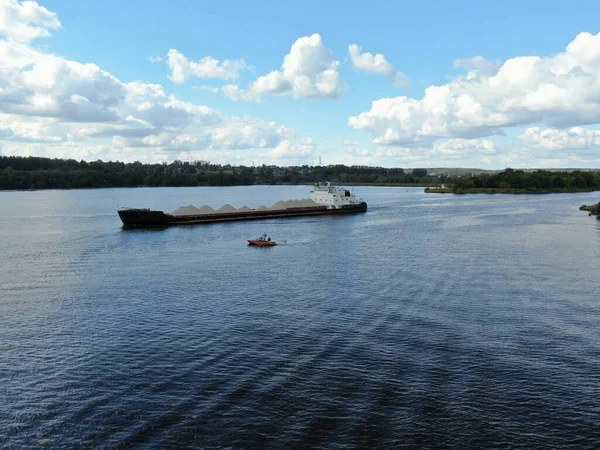 Frachthandelsschiff Aus Der Luft Segelt Den Fluss Entlang Gütertransport Auf — Stockfoto