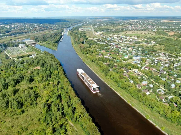 Letecký Pohled Cestu Osobní Výletní Lodí Řece Krásná Panoramatická Krajina — Stock fotografie