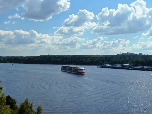 Viaje Vista Aérea Crucero Pasajeros Por Río Hermoso Paisaje Panorámico —  Fotos de Stock