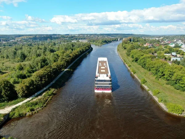 Viaje Vista Aérea Crucero Pasajeros Por Río Hermoso Paisaje Panorámico —  Fotos de Stock