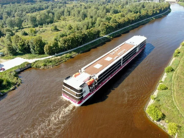 Luftaufnahme Einer Fahrt Mit Einem Passagier Kreuzfahrtschiff Auf Dem Fluss — Stockfoto