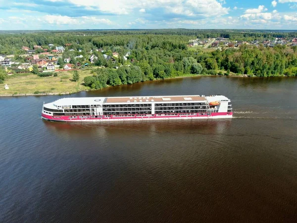 Luftaufnahme Einer Fahrt Mit Einem Passagier Kreuzfahrtschiff Auf Dem Fluss — Stockfoto