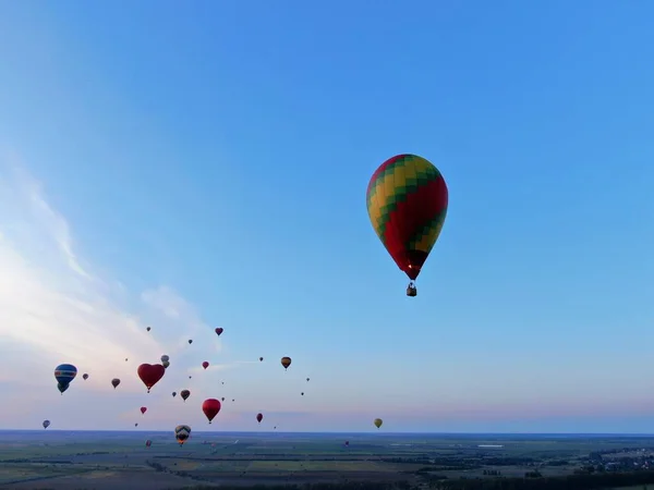 Voos Visão Aérea Grandes Balões Acima Floresta Campo Pôr Sol — Fotografia de Stock
