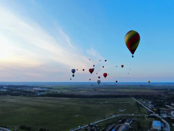 Vuelos Visión Aérea Globos Grandes Sobre Bosque Campo Atardecer Festival — Foto de Stock