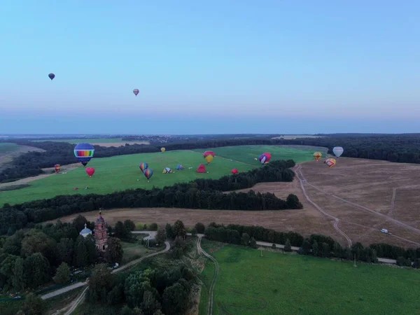 Gün Batımında Orman Tarlanın Üzerinde Büyük Balonlarla Hava Manzaralı Uçuşlar — Stok fotoğraf