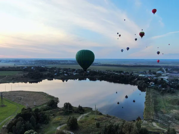 日落时用大气球在森林和田野上空俯瞰天空 气球节 日落时美丽的风景 — 图库照片