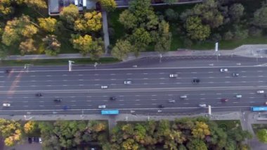 Gün batımında Moskova 'da çok katlı bir taşıma kavşağında havadan uçuş. Şehirdeki otoyolda araba trafiği. İnsansız hava aracından şehir manzarası