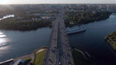 Gün batımında Moskova 'nın merkez caddesindeki hava manzaralı uçuş. Şehirdeki otoyolda araba trafiği. İnsansız hava aracından şehir manzarası