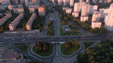 Gün batımında Moskova 'nın merkez caddesindeki hava manzaralı uçuş. Şehirdeki otoyolda araba trafiği. İnsansız hava aracından şehir manzarası