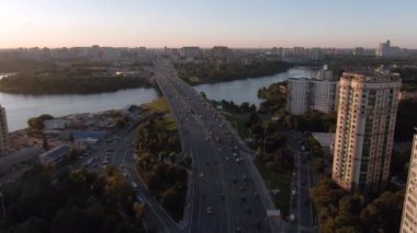 Gün batımında Moskova 'nın merkez caddesindeki hava manzaralı uçuş. Şehirdeki otoyolda araba trafiği. İnsansız hava aracından şehir manzarası