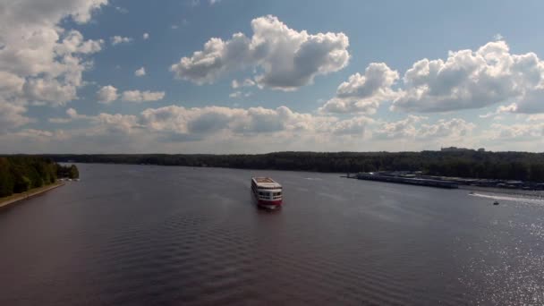 Vue Aérienne Voyage Paquebot Croisière Sur Rivière Beau Paysage Panoramique — Video