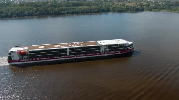 乘坐客轮在河上进行空中观光游览 在水和云的衬托下 一艘高高的大船沿着一条大河航行 美丽的全景尽收眼底 — 图库视频影像