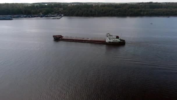 Αεροφωτογραφία Φορτηγό Εμπορικό Πλοίο Πλέει Κατά Μήκος Του Ποταμού Μεταφορά — Αρχείο Βίντεο