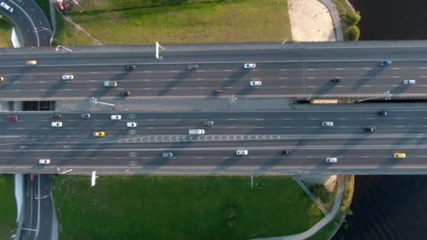 Luchtzichtvlucht Een Meerlagig Transportknooppunt Moskou Bij Zonsondergang Auto Verkeer Snelweg — Stockvideo