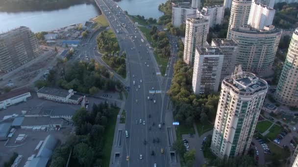 日落时空中俯瞰莫斯科中心大街 市内高速公路上的车流 来自无人机的城市景观 — 图库视频影像
