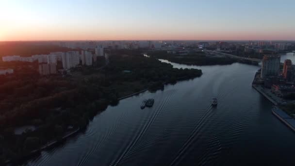 Flygfoto Flygning Över Stor Flod Centrala Moskva Vacker Stadsbild Vid — Stockvideo