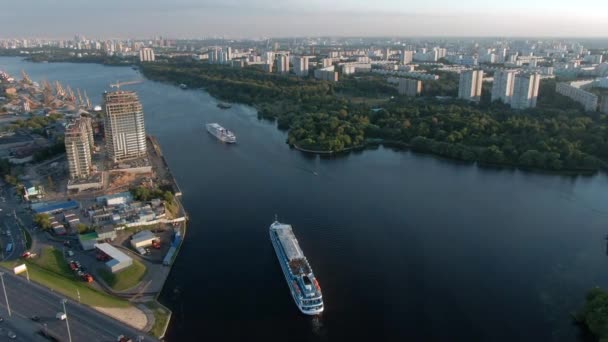 从空中俯瞰莫斯科市中心的一条大河 美丽的城市景观在日落的无人机 — 图库视频影像