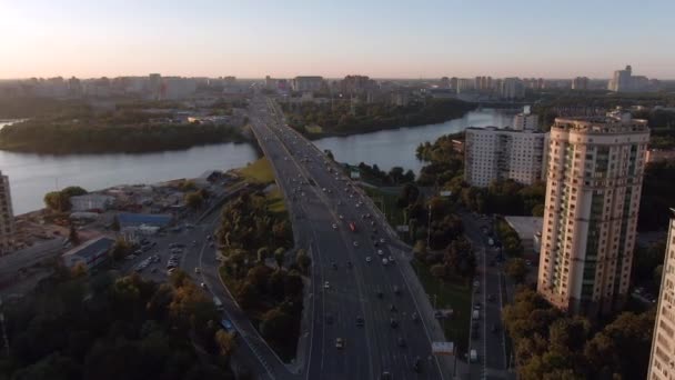 Vuelo Vista Aérea Sobre Avenida Central Moscú Atardecer Tráfico Coches — Vídeo de stock