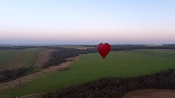 Luftaufnahme Romantische Ballonfahrt Form Eines Großen Roten Herzens Bei Sonnenuntergang — Stockvideo