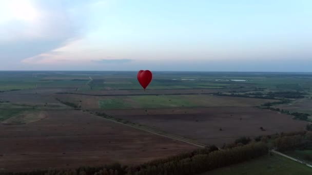 Widok Powietrza Romantyczny Lot Balonem Postaci Dużego Czerwonego Serca Zachodzie — Wideo stockowe