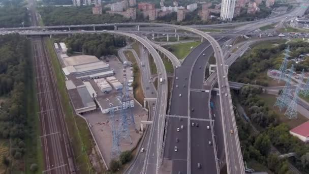 Luchtzichtvlucht Een Meerlagig Transportknooppunt Moskou Bij Zonsondergang Auto Verkeer Snelweg — Stockvideo