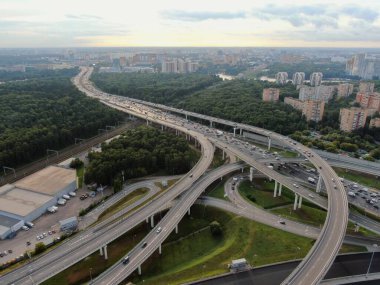 Gün batımında Moskova 'da çok katlı bir taşıma kavşağında havadan uçuş. Şehirdeki otobanda trafik vardı. İnsansız hava aracından şehir manzarası